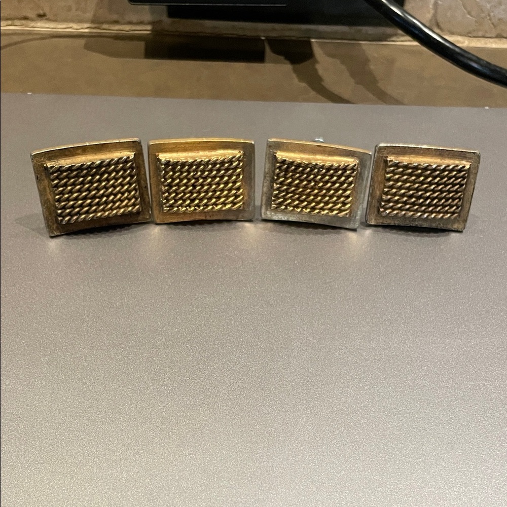 Gold tone/Brass cabinet pulls/knobs. Excellent condition